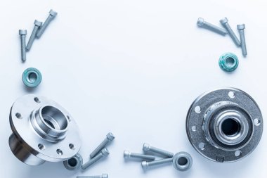 Bujiler. Otomobil motoru yedek veya beyaz arka planda otomotiv parçası. Yeni metal araba parçası seti. Düz konum, üst görünüm, kopyalama alanı