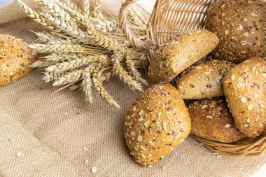 Taze pişmiş ekmek. Buğday tohumu kulaklı bir somun taze ekmek ya da keten desenli bir bitki. Çavdar ekmeği ve ekmek kırıntılarıyla. Sağlıklı gıda konsepti