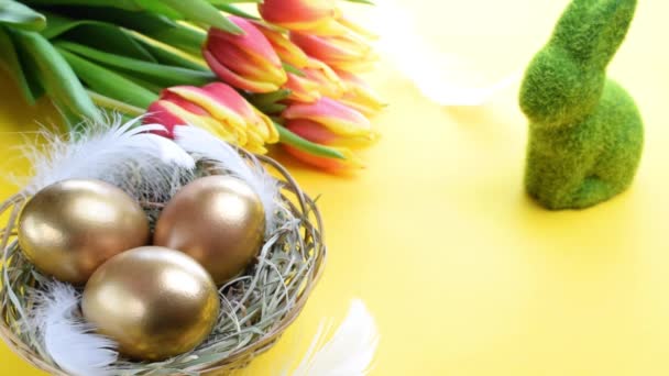 Huevos Pascua Oro Huevo Dorado Cesta Con Tulipanes Primaverales Plumas — Vídeos de Stock