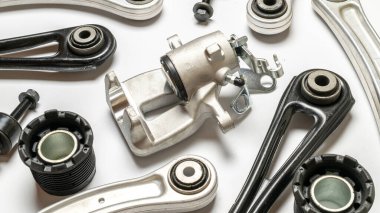 Araba motoru parçaları. Otomobil motoru yedek veya beyaz arka planda otomotiv parçası. Yeni metal araba parçası seti. Otomobil motoru servisi