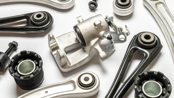 Araba motoru parçaları. Otomobil motoru yedek veya beyaz arka planda otomotiv parçası. Yeni metal araba parçası seti. Otomobil motoru servisi