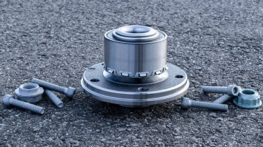 Sessiz bloklar. Yeni metal araba parçası seti. Otomobil motoru yedek veya otomotiv parçası siyah zemin asfalt dokusunda izole edilmiş. Mekanik ekipman teknolojisi