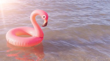 Yaz tatili posteri. Mavi okyanus suyunda pembe şişirilebilir flamingo. Deniz yazı plajı arka planı için. Çocuklar için komik bir oyuncak.