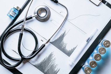 İstatistikler açık. Doktor stetoskop, hastane sağlık bilgi tablosu ve hastane geçmişiyle ilgili analitik tıbbi istatistikler. Covid 19 kavramından sonra küresel ekonomi düzelmesi