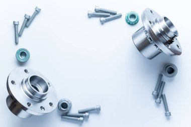 Bujiler. Otomobil motoru yedek veya beyaz arka planda otomotiv parçası. Yeni metal araba parçası seti. Düz konum, üst görünüm, kopyalama alanı