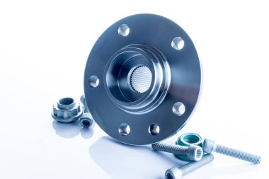 Arabalar için aksesuarlar. Yeni metal araba parçası seti. Otomobil motoru yedek veya otomotiv parçası beyaz arka planda izole edildi. Onarım ve araç servisi