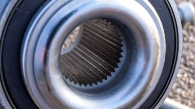 Araba motoru. Yeni metal araba parçası seti. Otomobil motoru yedek veya otomotiv parçası siyah zemin asfalt dokusunda izole edilmiş. Otomobil motoru servisi