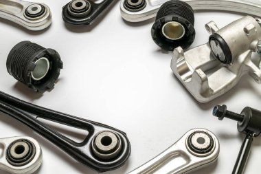 Araba servisi. Otomobil motoru yedek veya beyaz arka planda otomotiv parçası. Yeni metal araba parçası seti. Mekanik ekipman teknolojisi