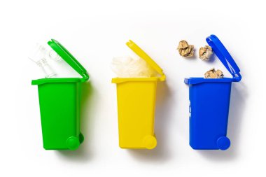 Geri dönüştürülmüş kağıt. Sarı, yeşil, mavi çöp tenekesi geri dönüşüm plastiği ve cam çöp tenekesi için beyaz arka planda izole edilmiş. Çöp atıklarının atılması ve ortamın kaydedilmesi için çöp kutusu
