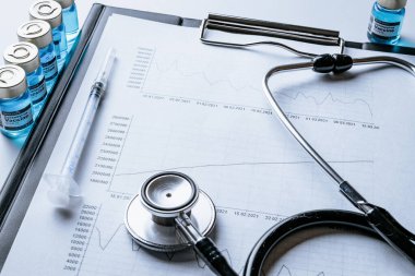 Tıbbi grafik. Sağlık hizmeti tıbbi bilgileri, doktor sağlık steteskobu ve hastane geçmişindeki aşı analizi istatistikleri. Covid 19 kavramından sonra küresel ekonomi düzelmesi