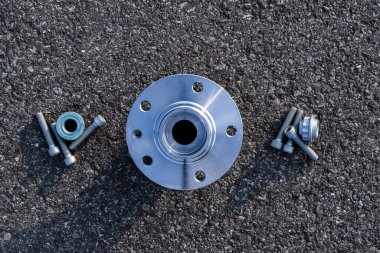 Araba motoru parçaları. Otomobil motoru yedek veya asfalt arka planda otomotiv parçası. Siyah bituminimsi desenli su geçirmez. Otomobil motoru servisi