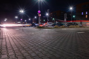 Otoparkta. Şehir garajındaki otoparkta. Boş yol asfaltı arka planı. Araba parkı için zemin kat.
