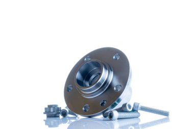 Araç parçaları. Otomobil motoru yedek veya beyaz arka planda otomotiv parçası. Yeni metal araba parçası seti. Mekanik ekipman teknolojisi