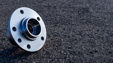 Araba yapımı. Yeni metal araba parçası seti. Otomobil motoru yedek veya otomotiv parçası siyah zemin asfalt dokusunda izole edilmiş. Asfalt koyu gri kumlu yol