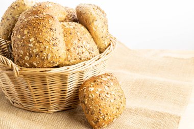 Ekmek kes. Buğday tohumu kulaklı bir somun taze ekmek ya da keten desenli bir bitki. Çavdar ekmeği ve ekmek kırıntılarıyla. Biyolojik malzemeler, çok sağlıklı tohumlar.