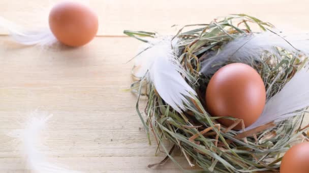Великоднє Яйце Щаслива Прикраса Великодня Натуральні Кольорові Яйця Кошику Весняними — стокове відео