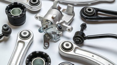 Araba teftişi. Otomobil motoru yedek veya beyaz arka planda otomotiv parçası. Yeni metal araba parçası seti. Otomobil motoru servisi