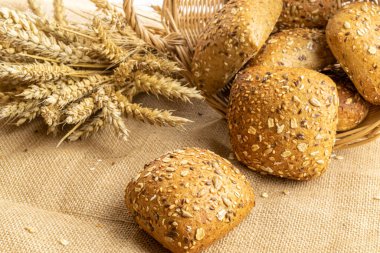 Taze pişmiş ekmek. Buğday tohumu kulaklı bir somun taze ekmek ya da keten desenli bir bitki. Çavdar ekmeği ve ekmek kırıntılarıyla. Sağlıklı gıda konsepti