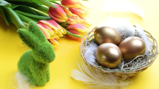 Dekoracja Wielkanocna Złote Jaja Koszyku Wiosennymi Tulipanami Białe Pióra Pastelowym — Wideo stockowe