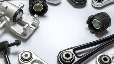 Kısmen izole. Yeni metal araba parçası seti. Otomobil motoru yedek veya otomotiv parçası beyaz arka planda izole edildi. Otomobil motoru servisi