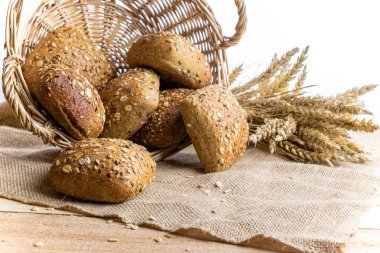 Lezzetli ekmek. Buğday tohumu kulaklı bir somun taze ekmek ya da keten desenli bir bitki. Çavdar ekmeği ve ekmek kırıntılarıyla. Ev yapımı pişirme.