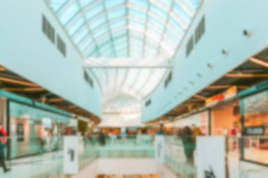 Alışveriş merkezindekiler geçmişi bulanıklaştırdı. Perakende mağazasının içi yumuşak odaklı. İnsanlar alışveriş merkezinden alışveriş yapıyorlar. Satış, tüketim ve insan konsepti