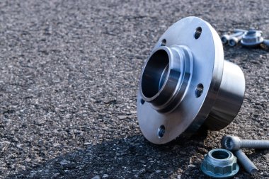 Bujiler. Otomobil motoru yedek veya asfalt arka planda otomotiv parçası. Siyah bituminimsi desenli su geçirmez. Onarım ve araç servisi