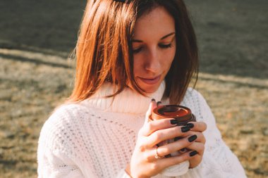 Neşeli kahve içmek. Gün ışığında çay içip sabah kahvesini yudumlayan mutlu genç kız. Güzel kadın yaşam tarzı