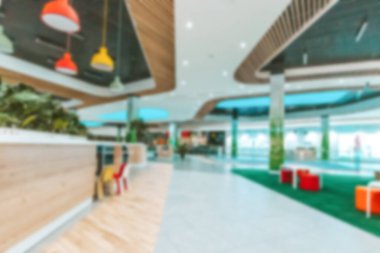 Perakende mağazasının arka planı bulanık. İnsanlar alışveriş merkezinden alışveriş yapıyorlar. Satış, tüketim ve insan konsepti