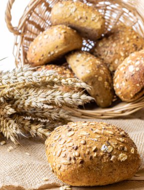 Dilimlenmiş Multigrain. Çavdar ekmeği ve ekmek kırıntılarıyla. Buğday tohumu kulaklı bir somun taze ekmek ya da doğal pamuk arka planında çivili bitki. Biyolojik malzemeler, çok sağlıklı.