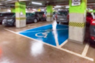 Araba parkı bulanık. Yumuşak odak içinde boş yol asfaltı arkaplanı. Şehir garajındaki otoparkta. Kentsel, Zorlu İnşaat Arkaplanı