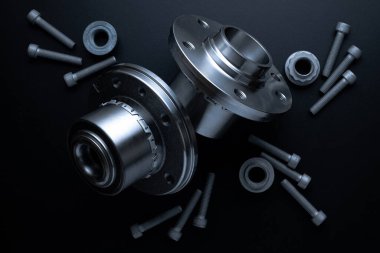 Otomotiv parçaları. Yeni metal araba parçası seti. Otomobil motoru yedek veya otomotiv parçası siyah arka planda izole edildi. Metin için alanı olan mekanik ekipman teknolojisi