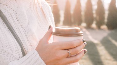 Çay İçen Kız. Sabahın köründe bir fincan kahve içen mutlu genç bir kadın. Güzel kadın yaşam tarzı