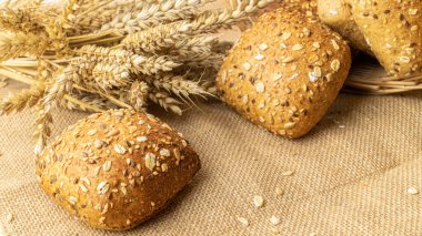 Ekmek kes. Buğday tohumu kulaklı bir somun taze ekmek ya da keten desenli bir bitki. Çavdar ekmeği ve ekmek kırıntılarıyla. Biyolojik malzemeler, çok sağlıklı tohumlar.