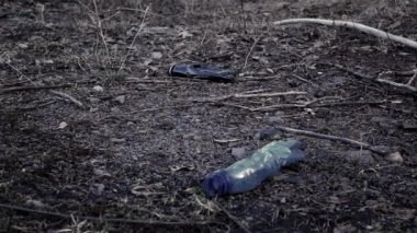 Çöp atıkları, çevrede tıbbi maske. Ormandaki plastik çöpler. Boş büyük şehir şişeleri ile ekolojik sorun