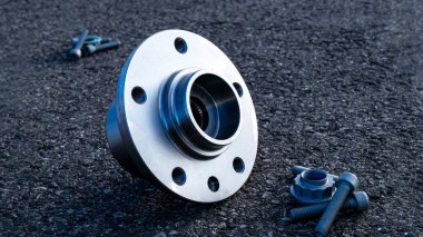 Araba parçaları. Yeni metal araba parçası seti. Otomobil motoru yedek veya otomotiv parçası siyah zemin asfalt dokusunda izole edilmiş. Mekanik ekipman teknolojisi