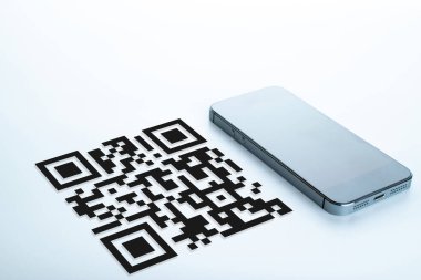 Qrcode 'u tara. Ödeme için akıllı telefon ekranında QR kod tarayıcısı olan dijital cep telefonu, online ödeme, barkod teknolojisi. Perakende mağazası dijital ödemeyi parasız kabul etti