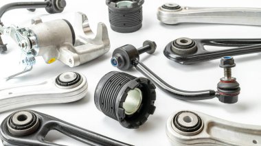 Tamirci. Yeni metal araba parçası seti. Otomobil motoru yedek veya otomotiv parçası beyaz arka planda izole edildi. Otomobil motoru servisi