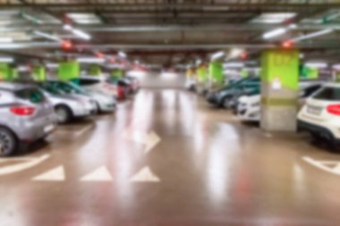 Araba parkı bulanık. Yumuşak odak içinde boş yol asfaltı arkaplanı. Şehir garajındaki otoparkta. Kentsel, Zorlu İnşaat Arkaplanı
