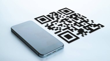 QR kodu ödemesi. Ödeme için akıllı telefon ekranında QR kod tarayıcısı olan dijital cep telefonu, barkod teknolojisi taraması. Çevrimiçi alışveriş, nakitsiz toplum teknolojisi konsepti