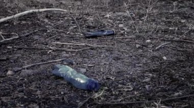 Kirlilik çöplüğü, çevre ormanlarında tıbbi maske. Ormanda çöp plastik atık. Kirlilikten korunma kavramında kullanılan boş şişeler.