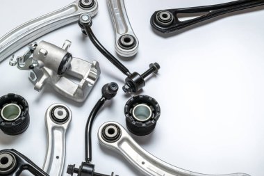 Motor dişlileri. Otomobil motoru yedek veya beyaz arka planda otomotiv parçası. Yeni metal araba parçası seti. Mekanik ekipman teknolojisi