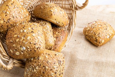 Ekmek kes. Buğday tohumu kulaklı bir somun taze ekmek ya da keten desenli bir bitki. Çavdar ekmeği ve ekmek kırıntılarıyla. Biyolojik malzemeler, çok sağlıklı tohumlar.