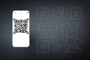QR kod mobil. Çevrimiçi ödeme için akıllı telefon ekranında QR kod tarayıcısı olan dijital cep telefonu, siyah arkaplanda barkod taraması. Qrcode ödemesi, online alışveriş, nakitsiz teknoloji konsepti