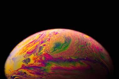 Küre ışığı. Evrende Dünya gezegeninin olduğu soyut galaksi arka planı. Karanlık arka planda güneş ışığı var. Renkli baloncukların fantastik yapısı