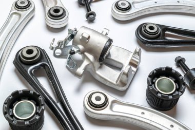 Araba servisi aletleri. Yeni metal araba parçası seti. Otomobil motoru yedek veya otomotiv parçası beyaz arka planda izole edildi. Mekanik ekipman teknolojisi