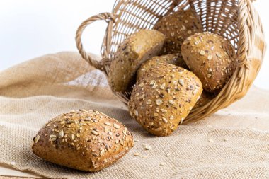 Somun ekmek. Çavdar ekmeği ve ekmek kırıntılarıyla. Buğday tohumu kulaklı bir somun taze ekmek ya da doğal pamuk arka planında çivili bitki. Biyolojik malzemeler, çok sağlıklı tohumlar.