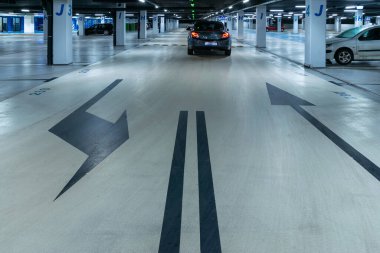 Park yeri. Boş yol asfaltı arka planı. Şehir garajındaki otoparkta. Gizli yeraltı otoparkı