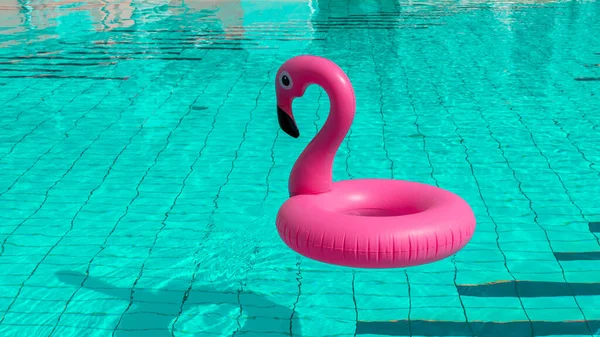 Sommar Kul Strand Rosa Uppblåsbar Flamingo Poolvatten För Sommar Strand — Stockfoto