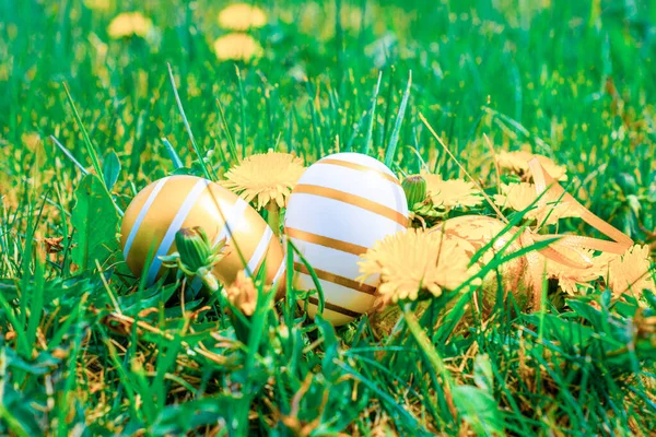 Kosz Wielkanocny Jajkami Złote Jajko Żółtymi Wiosennymi Kwiatami Koszu Zielonym — Zdjęcie stockowe